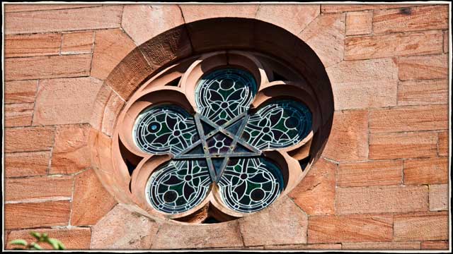 Pentagramm in einem Kirchenfenster