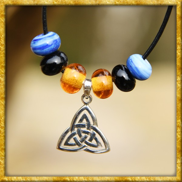 Keltische Glasperlenkette mit Trinity-Anhänger